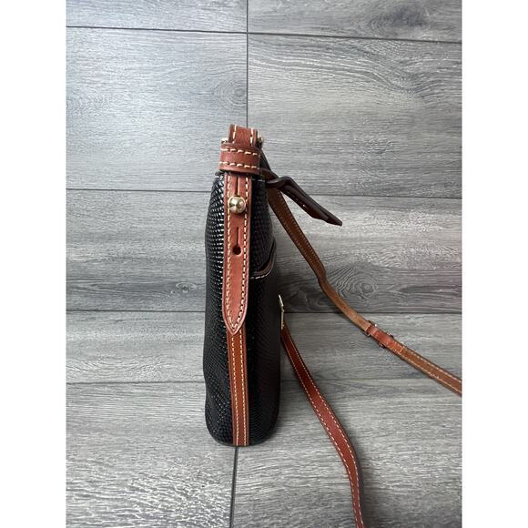 Dooney & Bourke Lizard Embossed Letter Carrier Crossbody bag black A390024 - Picture 4 of 9